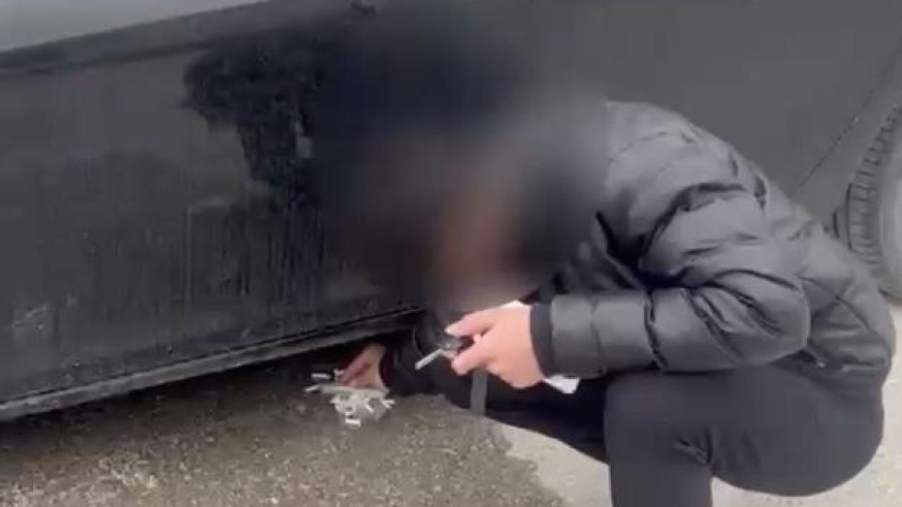 Zabıta İzmarit Atan Sürücüye Yolu Temizletti!