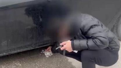 Zabıta İzmarit Atan Sürücüye Yolu Temizletti!